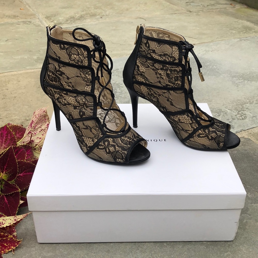 PRICE FIRM!FOREVER UNIQUE lace heeled sandals